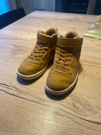 Basket Nike garçon t30