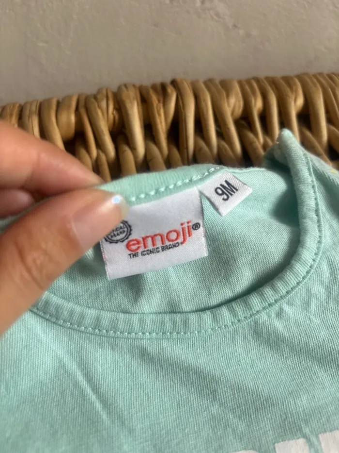 2 t-shirt manche longue Emoji 9mois en très bon état - photo numéro 4