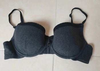 Soutien-gorge gris foncé