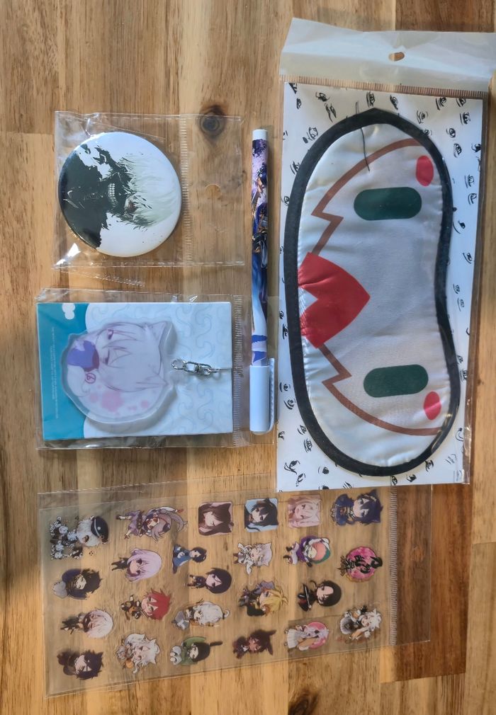 Kit Masque + stickers + crayon + porte clés + pins