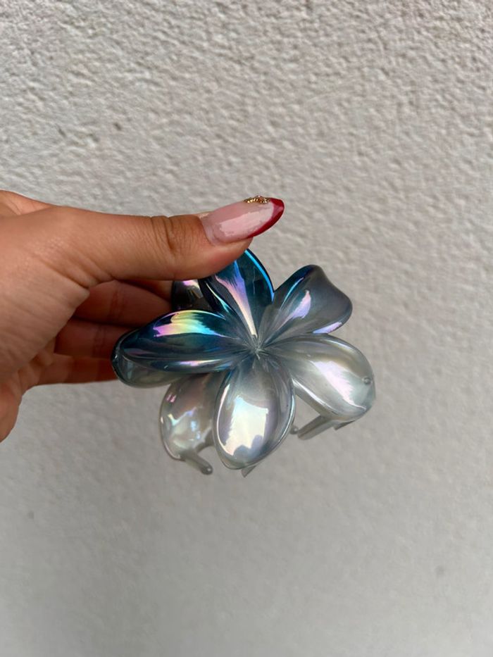 Pince à cheveux brillante bleue pour l’été