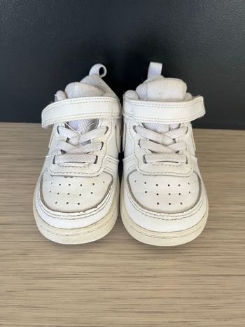 Basket Nike blanche taille 21 bon état 