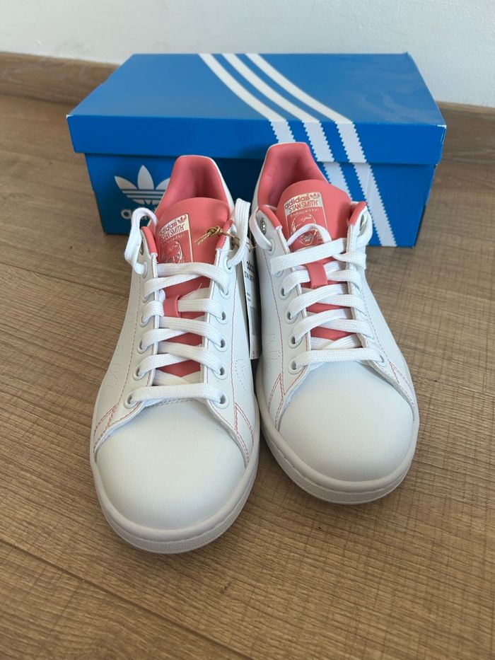 Baskets blanches et roses neuves Adidas Stan Smith pointure 38 - photo numéro 2