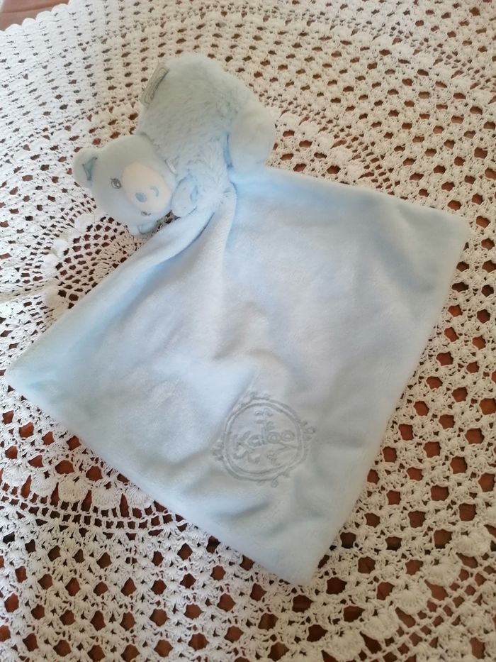 Doudou ourson tenant son mouchoir kaloo, bleu ciel
