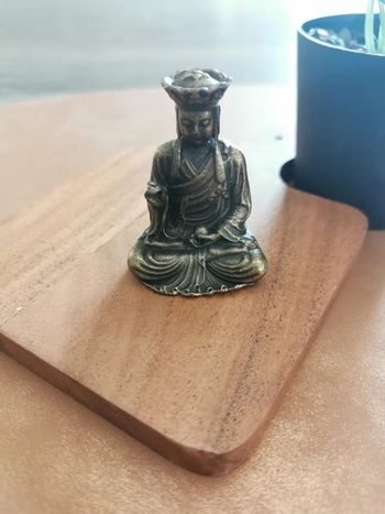 Mini statuette prière bouddhiste laiton
