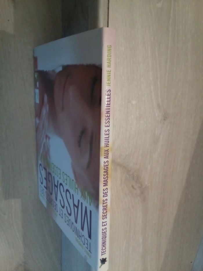 Grand livre techniques et secrets des massages aux huiles essentielles - photo numéro 2