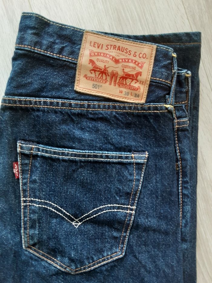 Pantalon jean marque Levi s strauss 501 taille w 30 l 34 fermeture bouton