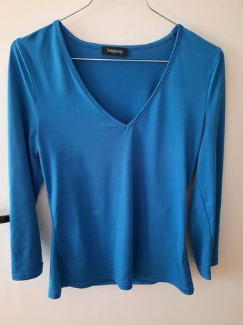 T-Shirt manches longues bleu canard, col V.