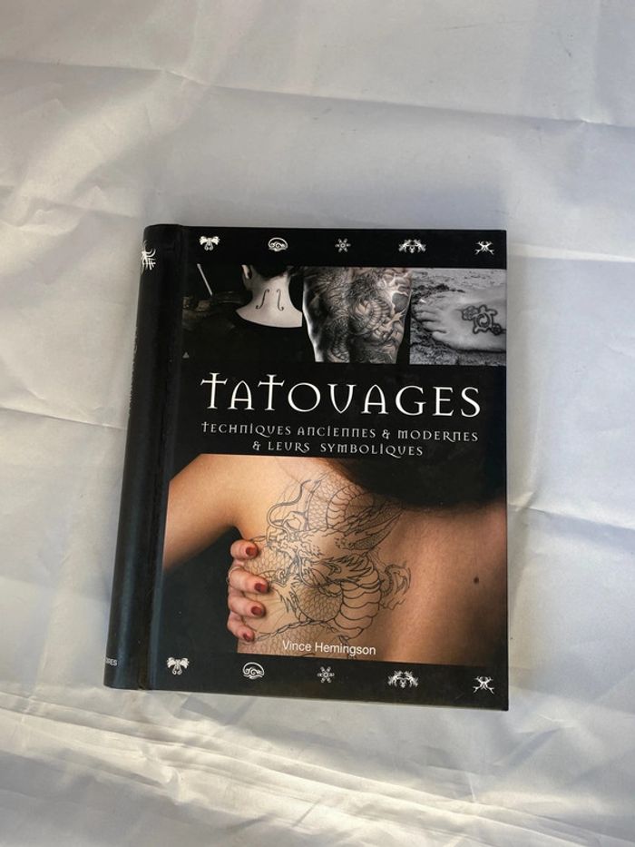 Tatouages, techniques, anciennes et modernes et leur symbolique