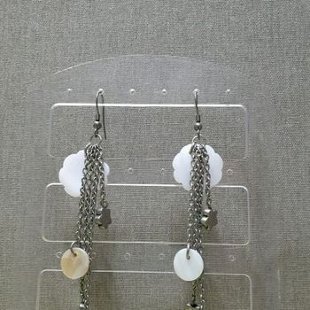 Boucles d'oreilles pendantes argenté et blanc