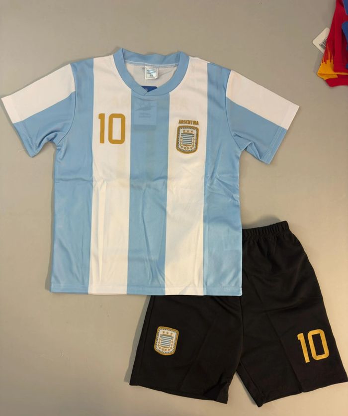 Ensemble sport de football pour enfants. 10 ans