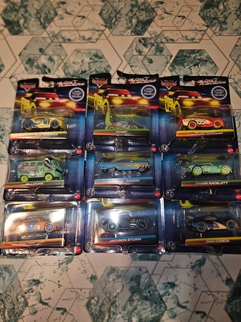 Voitures Cars Disney mattel metal neuves 7e piéce série spécial glow
