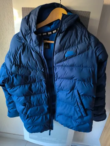 Doudoune Nike taille L 12-13 ans