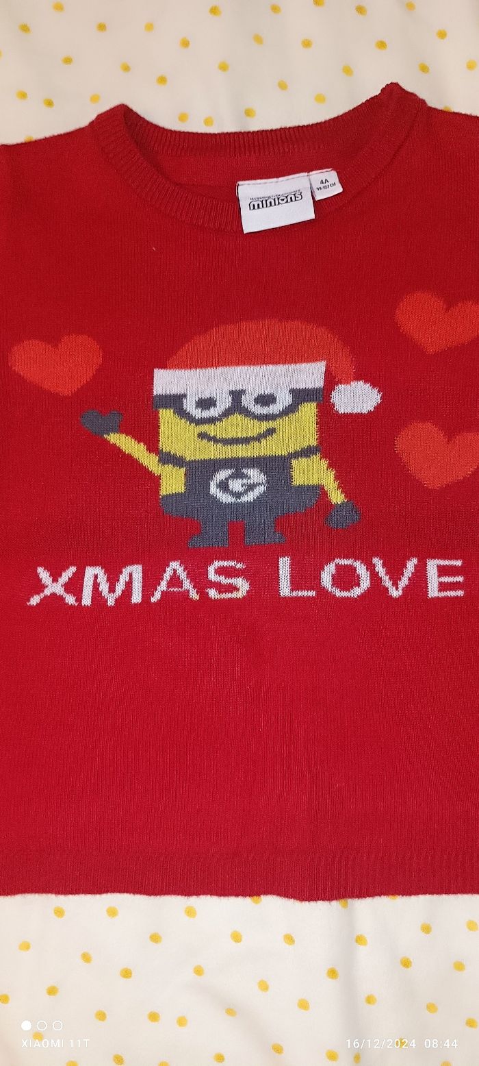 Pull noël les minions illumination 4 ans très bon état - photo numéro 2
