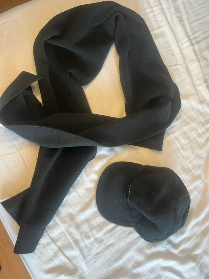 🔹 Écharpe + Casquette Noire en Polaire – Quechua 🔹