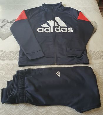 Ensemble jogging adidas de taille 13/14ans