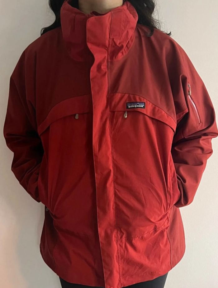 Magnifique manteau Patagonia ( grand froid / ski) taille M multiples poches couleur rouge.