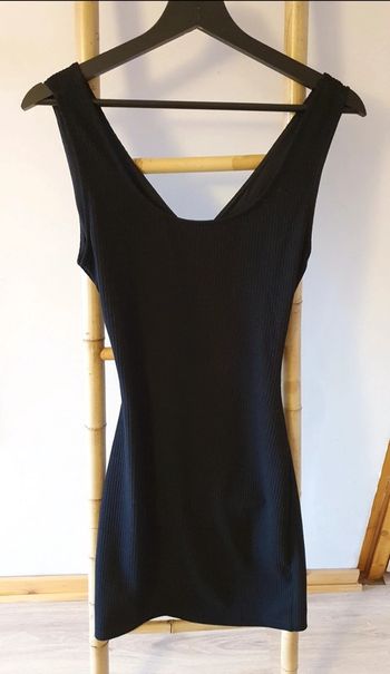 Petite robe noire moulante avec ouverture dans le bas du dos