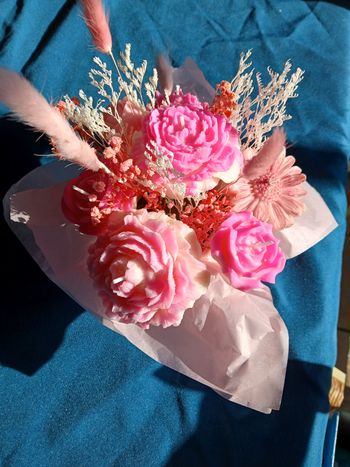 Bouquet de fleurs en cire et bougies
