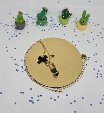 Collier doré fin corset noir à lacets blancs