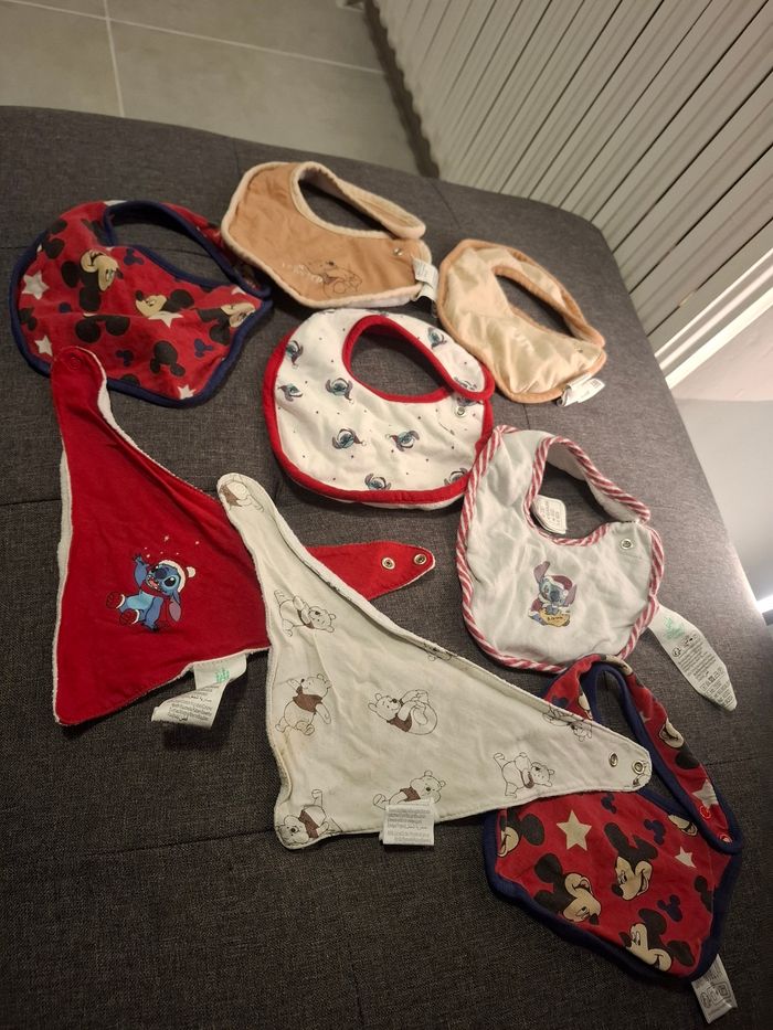 Lot 8 bavoirs licence mickey, stitch, winnie l'ourson
Très bon état voir neuf