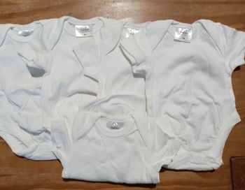 Lot 5 bodies blancs mixte 56 cm