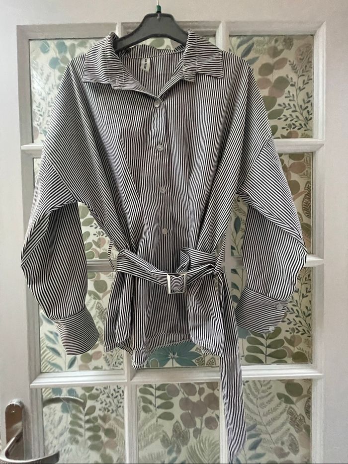 Chemise à rayures avec une petite ceinture en tissu