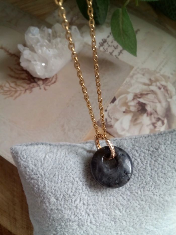 Collier avec pendentif en labradorite