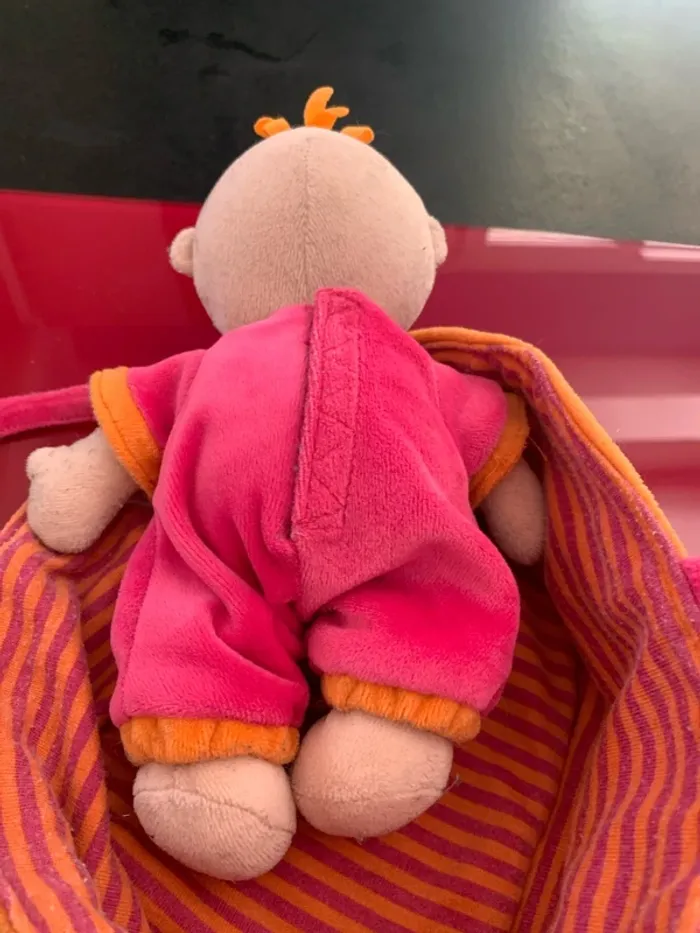 Bébé en peluche avec couffin et biberon - photo numéro 3