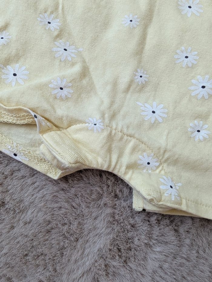 Combishort jaune pâle avec fleur - Kiabi - 3 mois - photo numéro 2