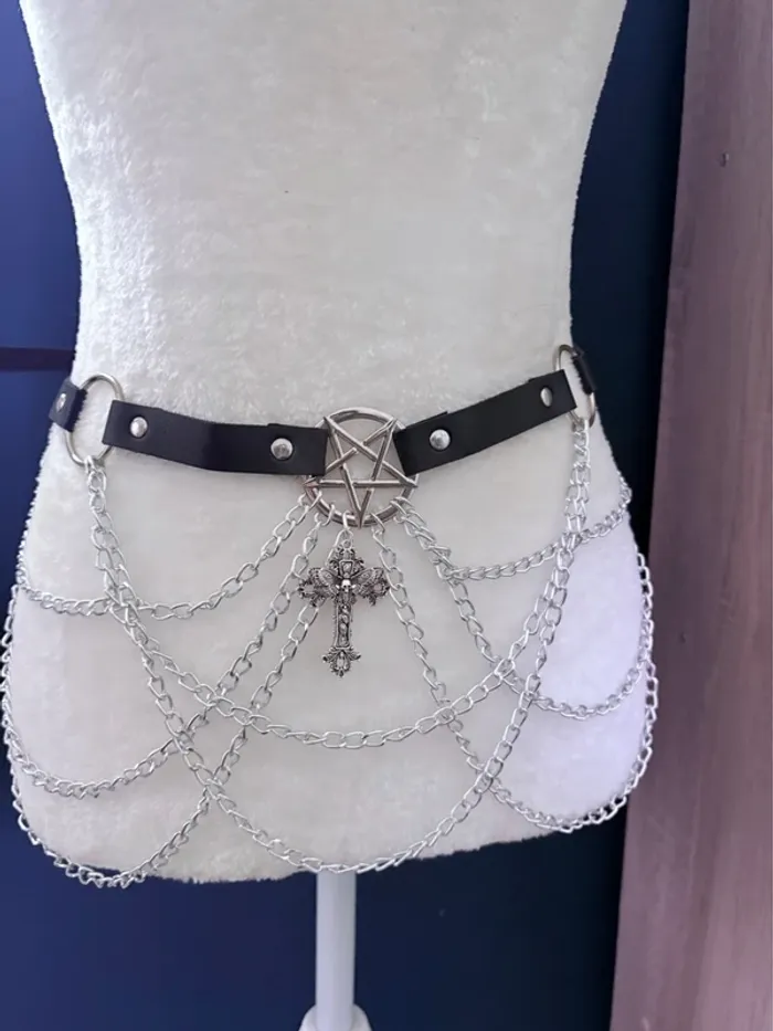Ceinture ajustable effet cuir avec chaîne anneaux et bijoux Witch