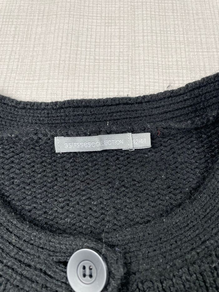 Gilet vintage maille noire femme – boutons – épaules texturées – chic rétro - photo numéro 3