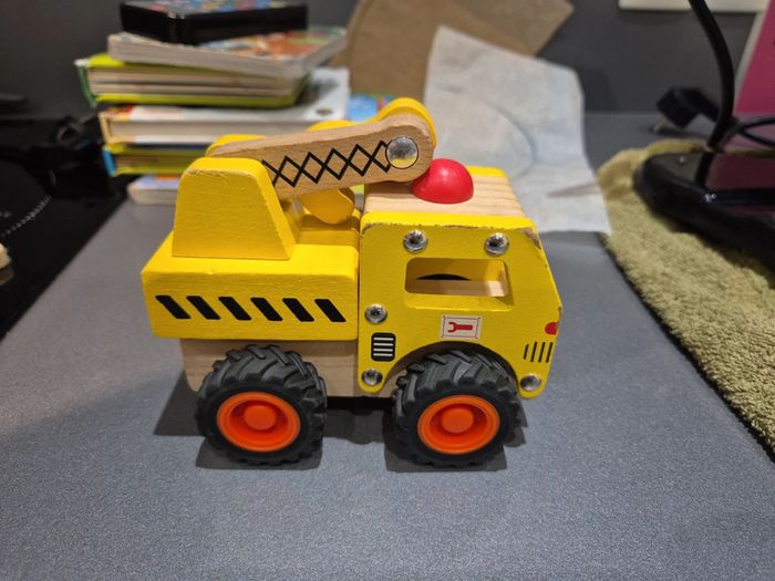 Camion dépanneuse en bois