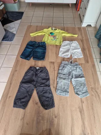 Lot - 2 pantalons + 2 bermudas + 1 tee shirt - 18 mois