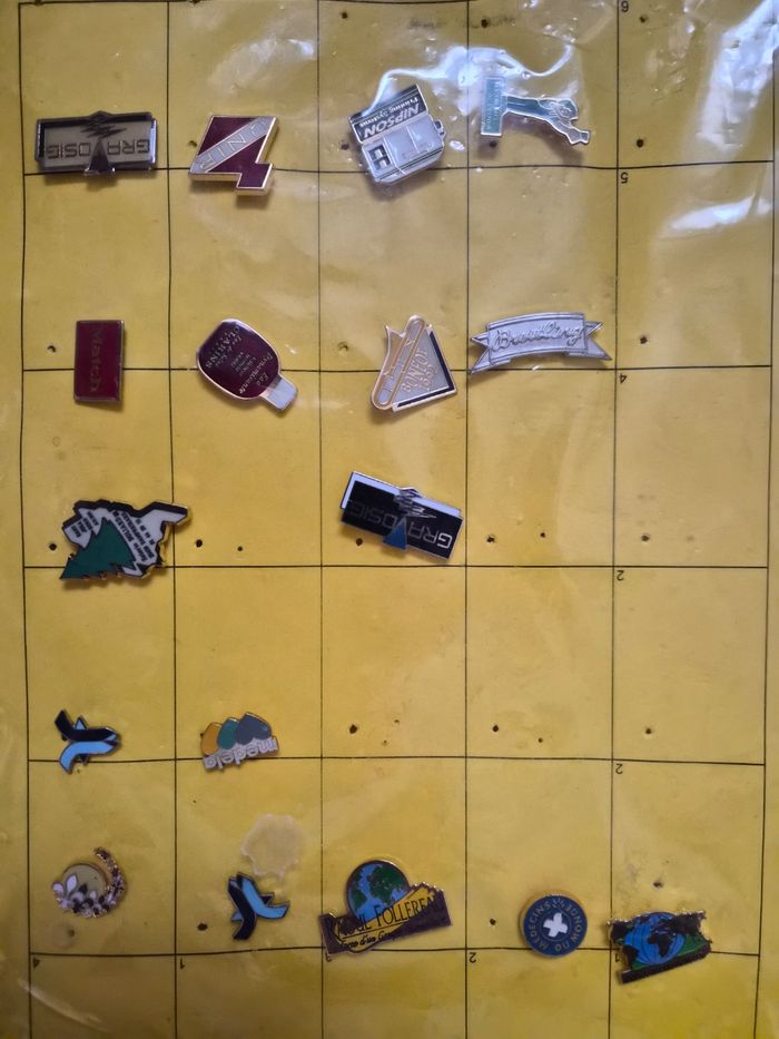 lot de pin's (ils n'ont pas tous le titi d'accroche derrière) - photo numéro 5