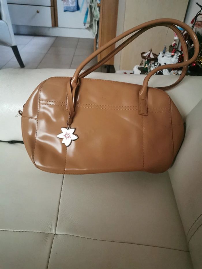 Sac à main verni Esprit camel sympa multipoches