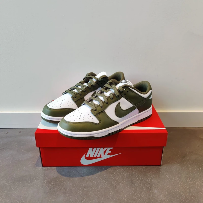 Nike Dunk "Medium Olive taille 38.5 - photo numéro 2