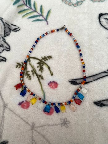 Lot de trois colliers pour enfants.