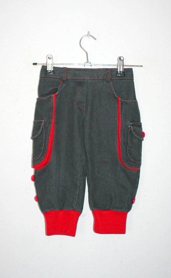 Pantalon gris foncé et rouge, taille 6 ans