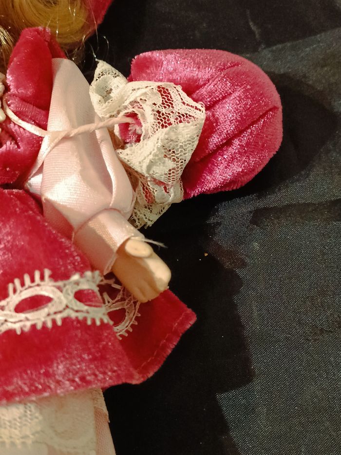 Poupée en porcelaine - photo numéro 8