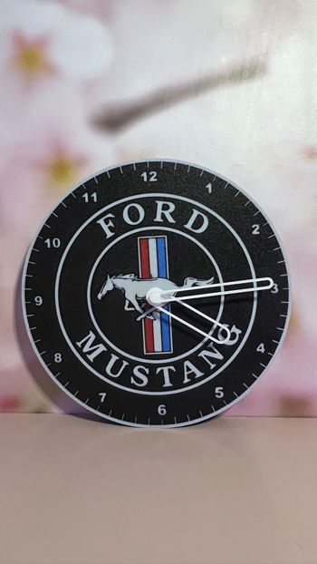 Horloge Ford mustang   avec mécanisme neuf