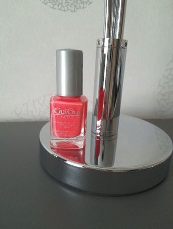 Vernis à ongles rose corail, Guigui