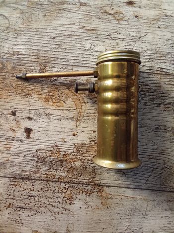 Burette d'huile vintage en laiton