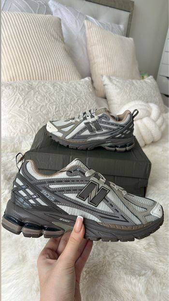 Baskets taupe et grise 