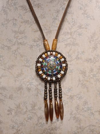 Collier long. Lien marron. Genre amérindien. 46 cm.