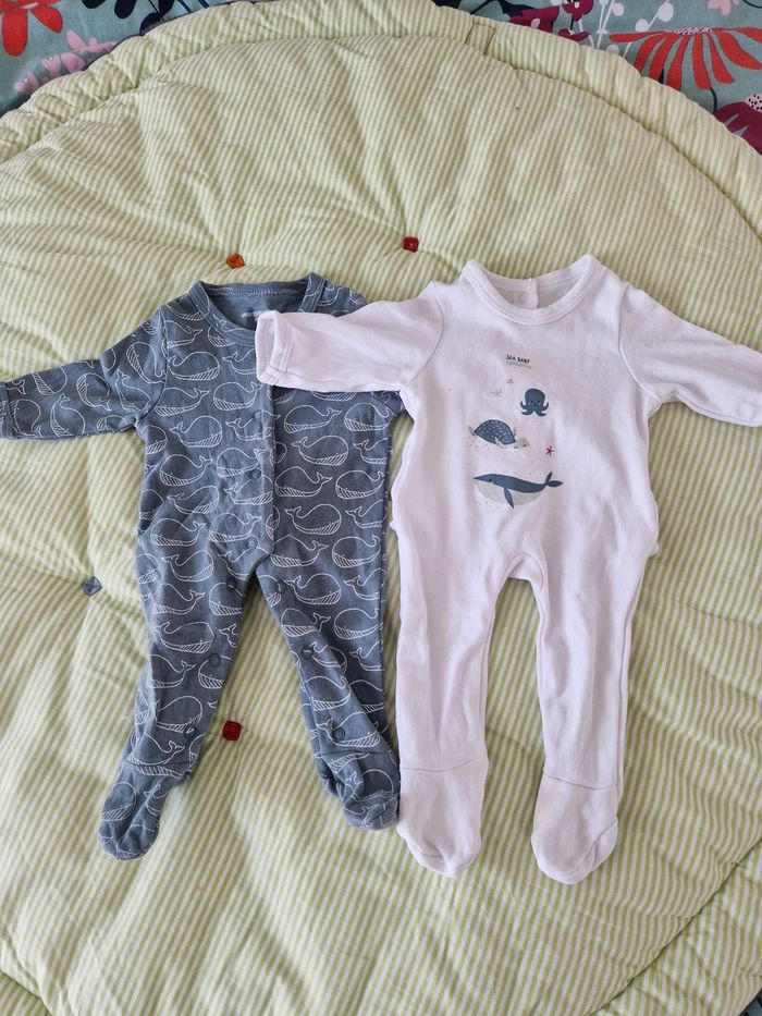 2 pyjamas en très bon état