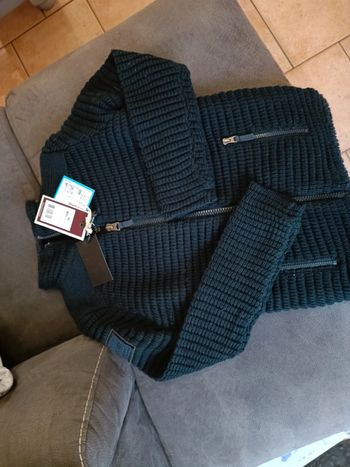 Gilet neuf taille 18 ans