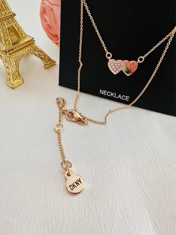 Collier DKNY doré double cœur strass – authentique, raffiné, neuf - photo numéro 2