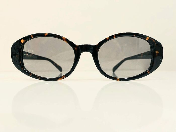 Lunette de soleil femme ovale marron écaille verres gris UV protection catégorie 2 - photo numéro 2