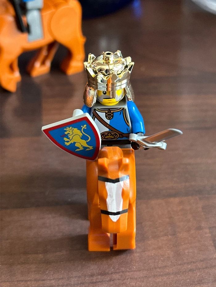 3 figurines Lego + cheval,arme et bouclier - photo numéro 4